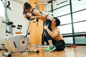 Xin chồng yêu đi tập gym, bà xã địt trộm với anh pt