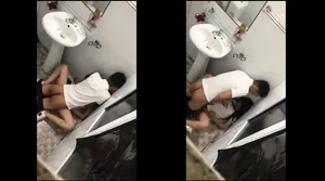 Bạn gái say xỉn và anh người yêu trong phòng tắm nhà hàng