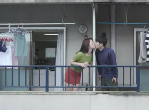 Tiếng rên của chị gần nhà kề bên và cậu thanh niên được lái máy bay
